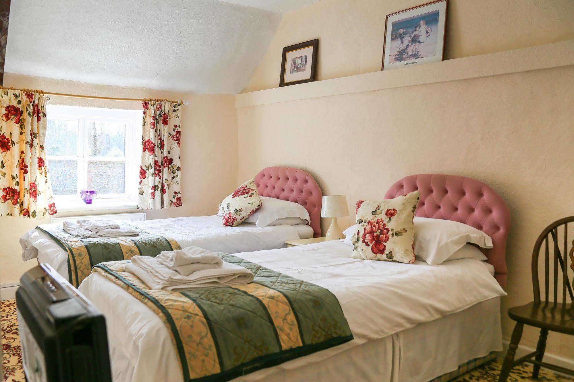 The Crown Inn Gayton  Екстериор снимка
